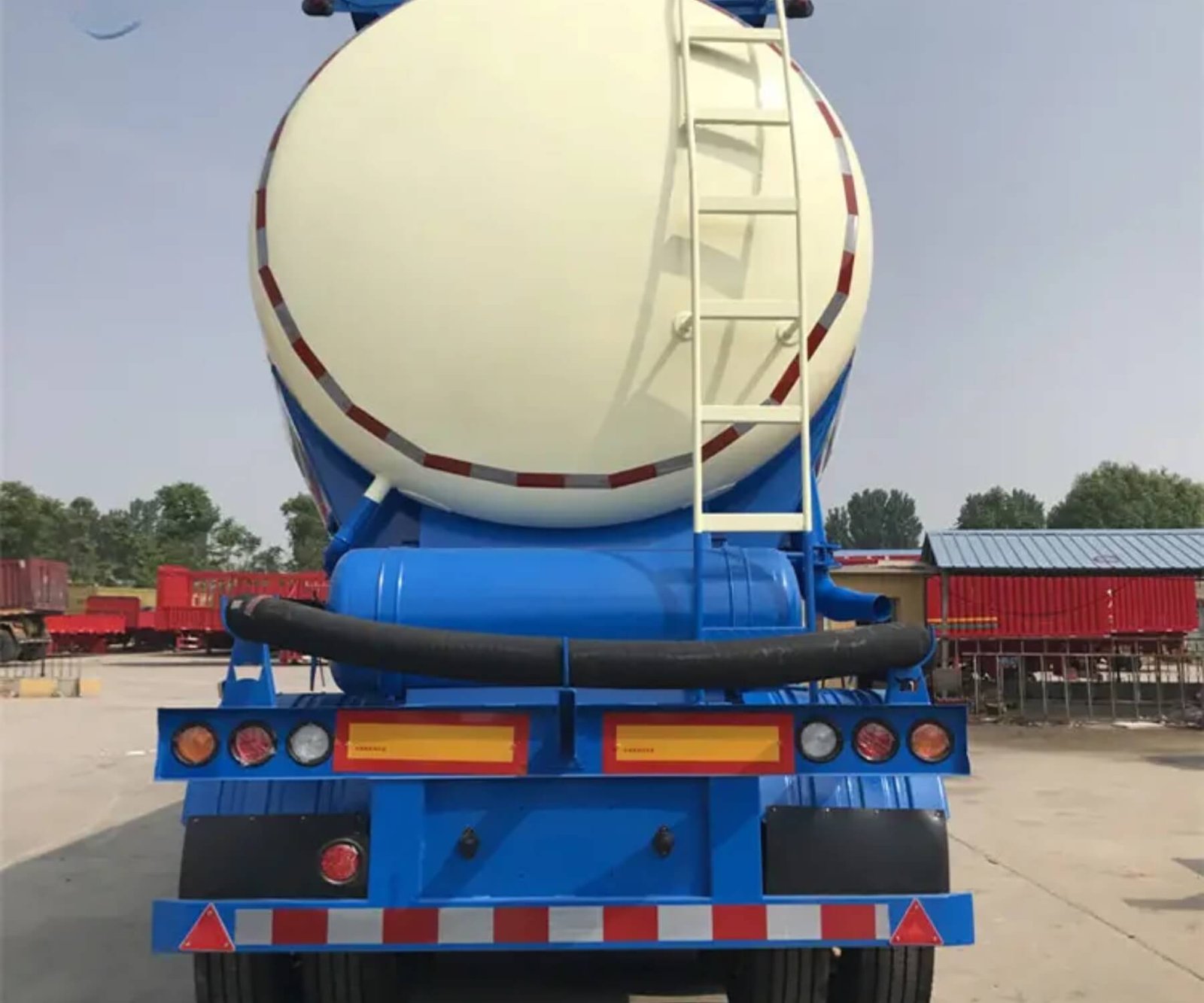 30 to 70 CBM Banana-Shaped Pneumatic & Dry Bulk Cement Bulker Trailers - Image 2