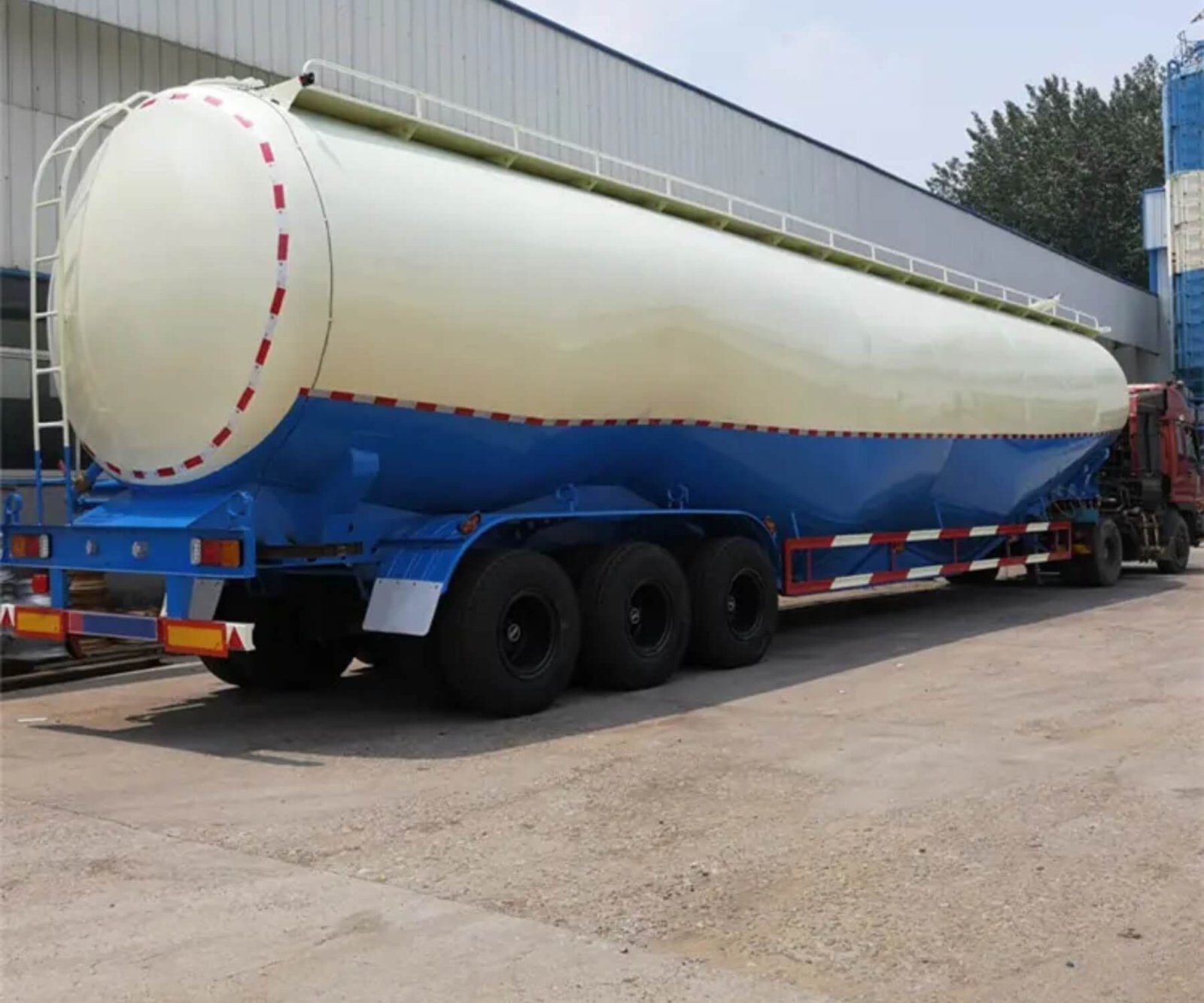 30 to 70 CBM Banana-Shaped Pneumatic & Dry Bulk Cement Bulker Trailers - Image 4