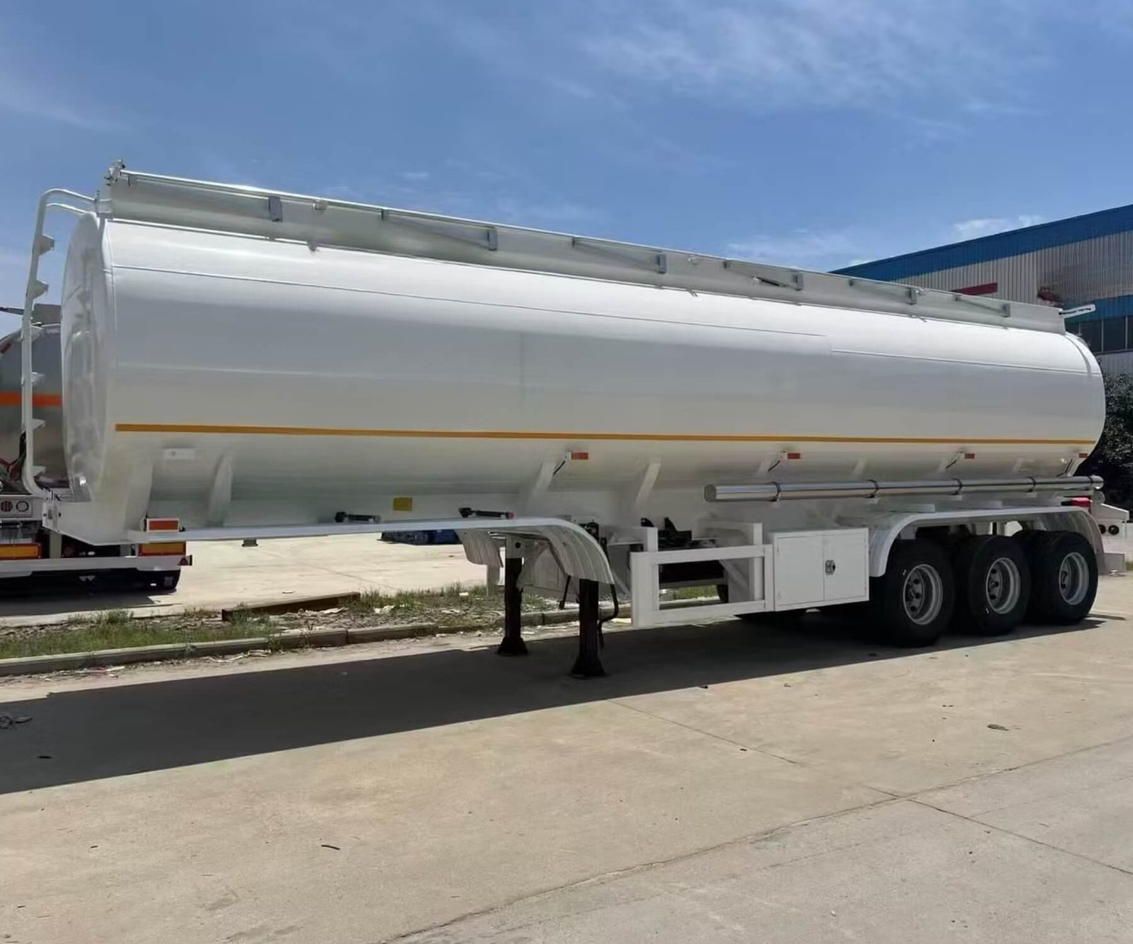Multi-Purpose 30,000–90,000L Semi Tankers for Fuel, Diesel, Chemicals, and Food - Image 2