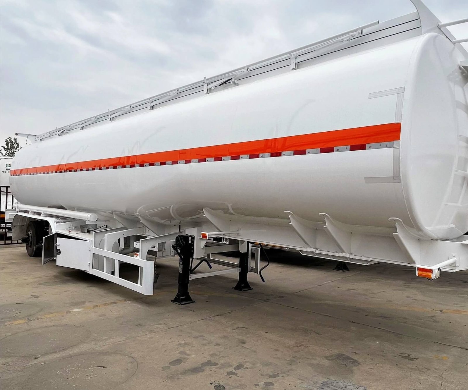 Multi-Purpose 30,000–90,000L Semi Tankers for Fuel, Diesel, Chemicals, and Food - Image 3