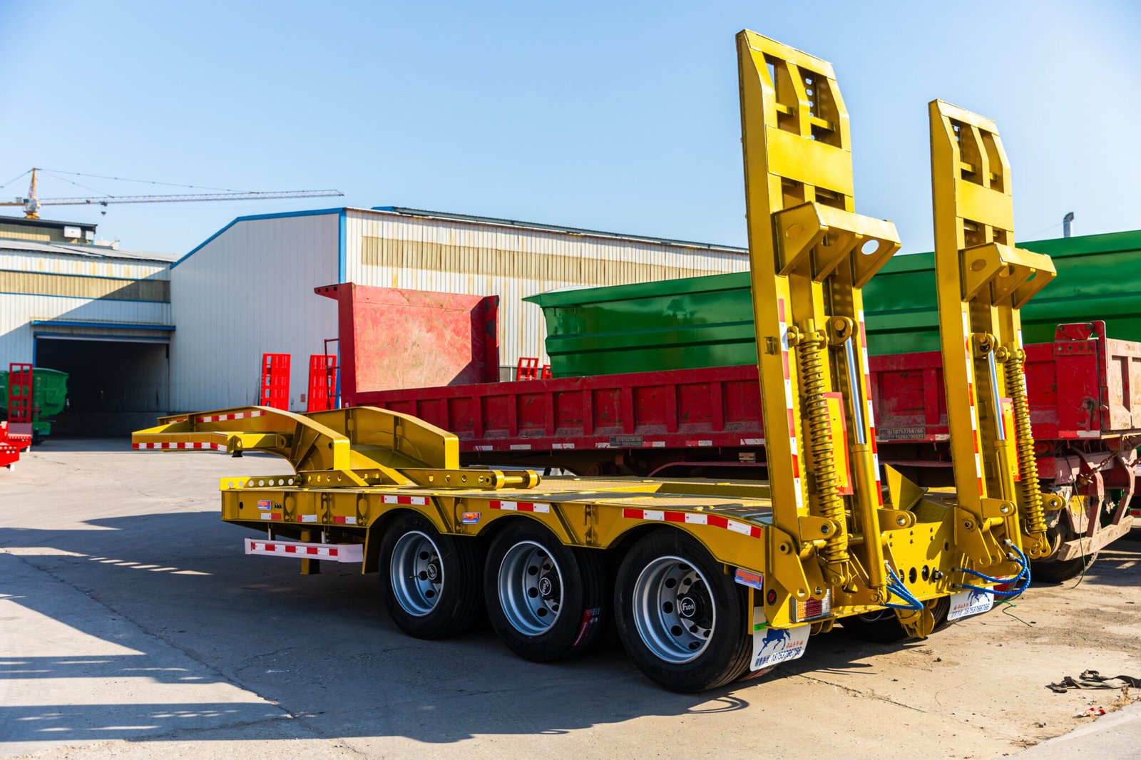 Heavy Equipment Transport: 3 Axle Low Bed Semi-Trailer