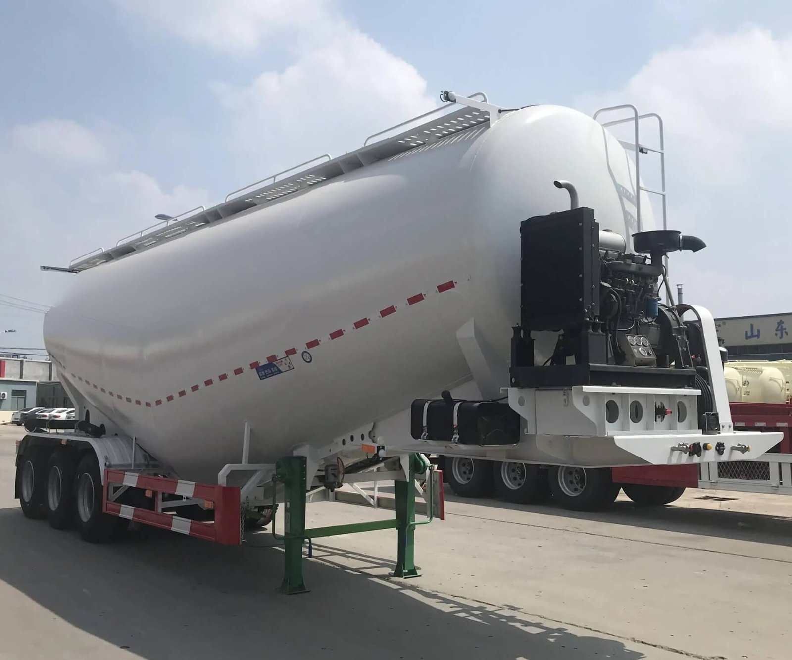 High-Capacity 50T Dry Bulk Cement Tanker Trailer - Image 2