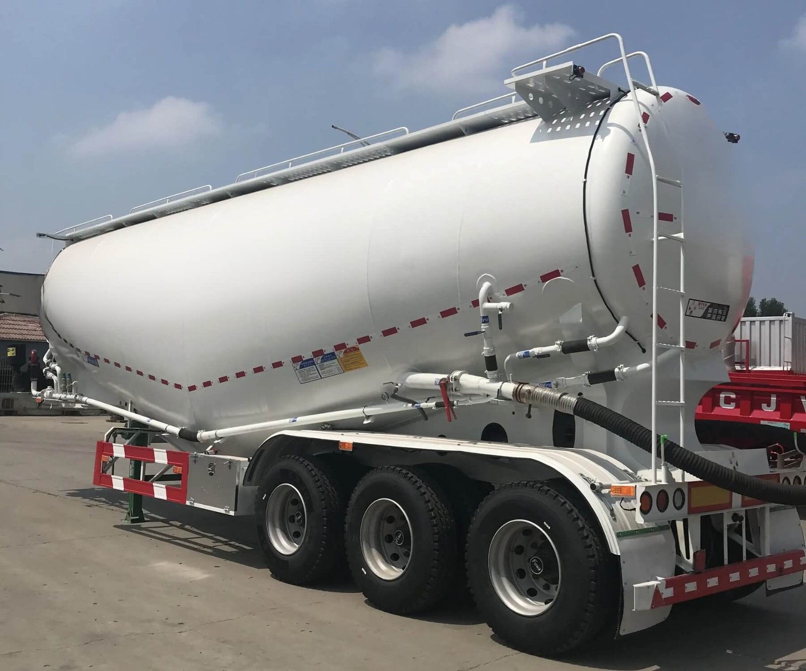 High-Capacity 50T Dry Bulk Cement Tanker Trailer - Image 4