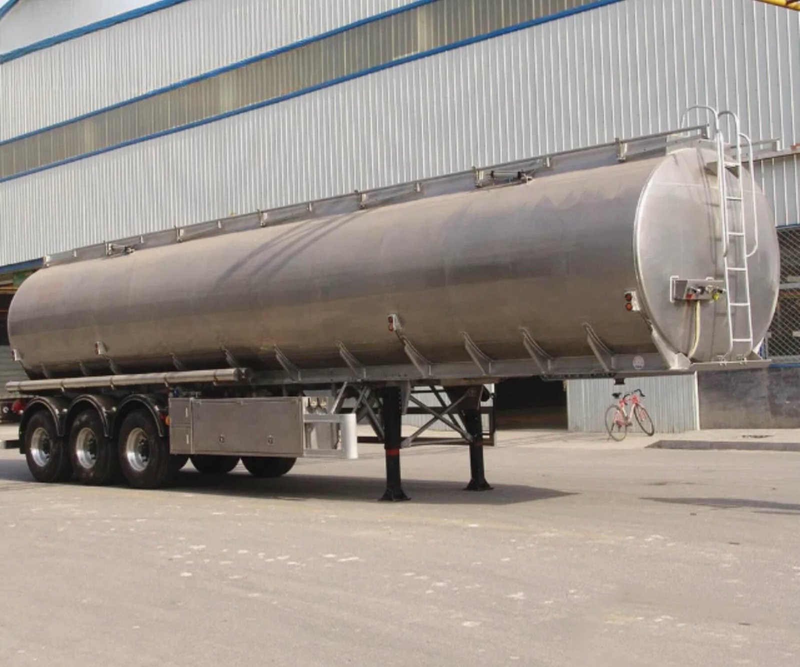 60000 Liters Aluminum Tanker Trailer for Sale in Nigeria - Image 2