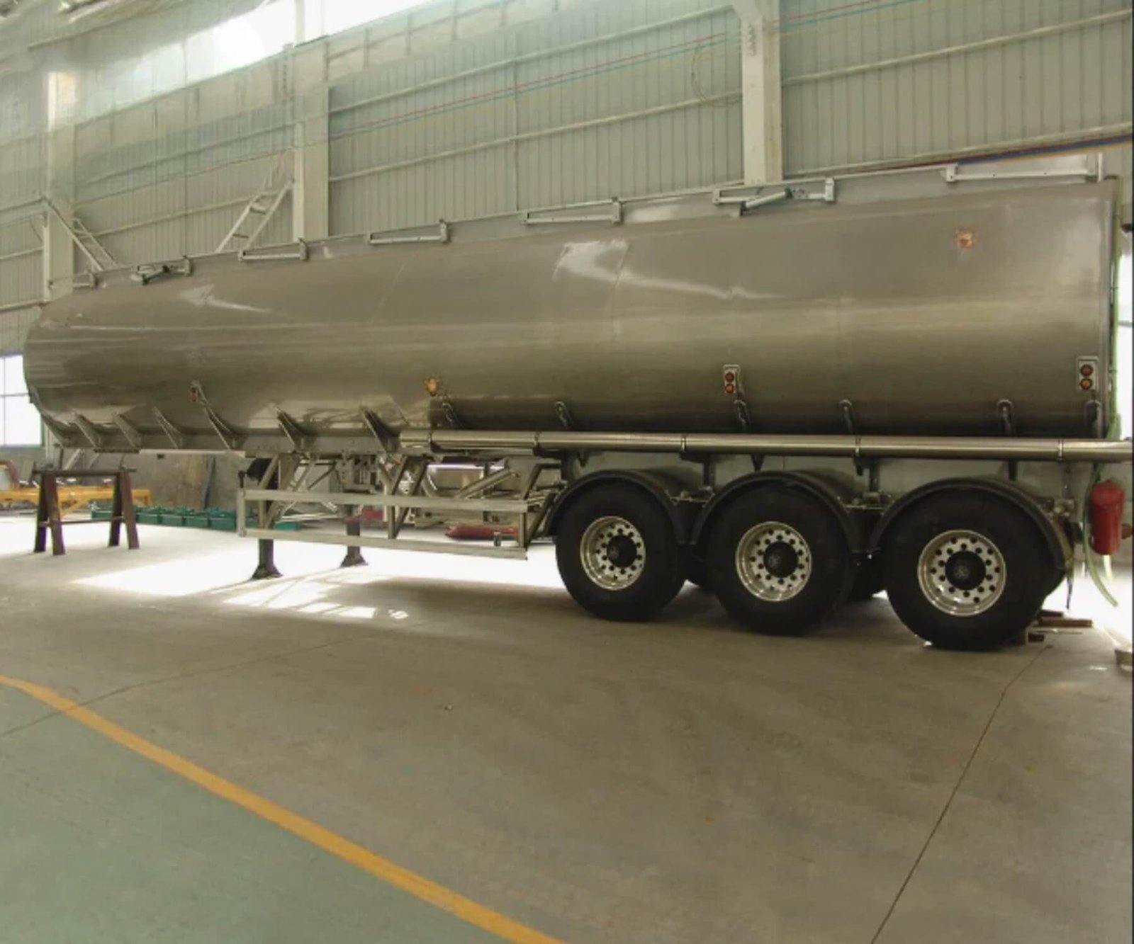 60000 Liters Aluminum Tanker Trailer for Sale in Nigeria - Image 3