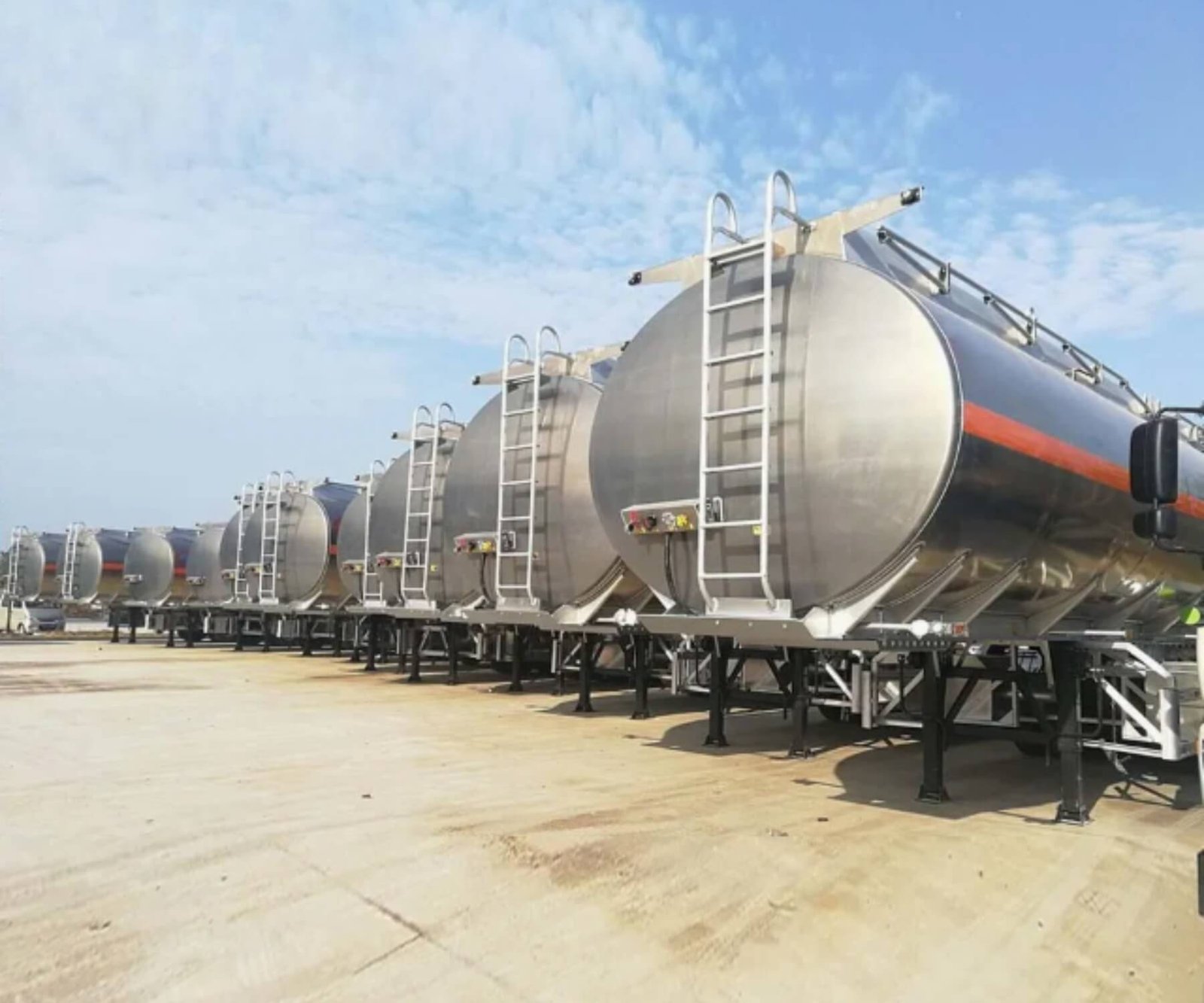 60000 Liters Aluminum Tanker Trailer for Sale in Nigeria - Image 4