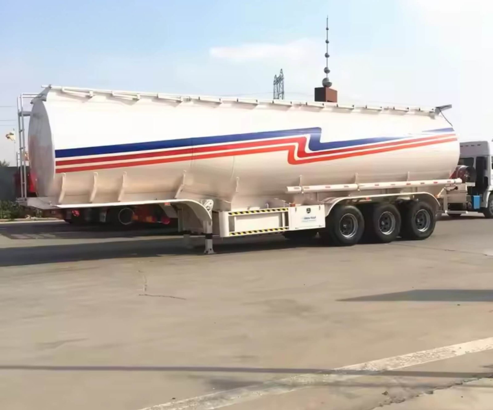 70000L Petrol Trailer, Petrol Tanker Trailer for Sale - Image 3