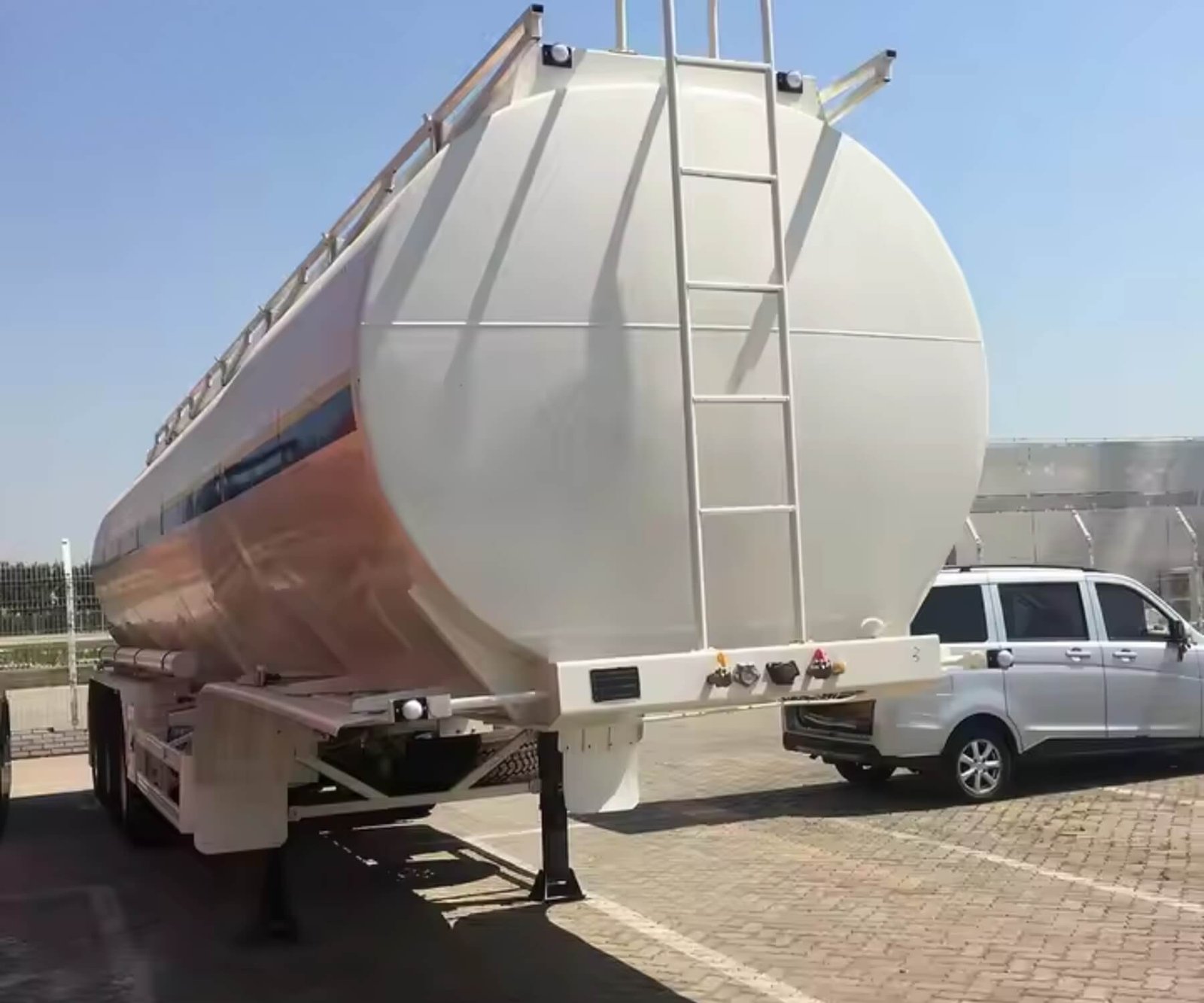 70000L Petrol Trailer, Petrol Tanker Trailer for Sale - Image 4