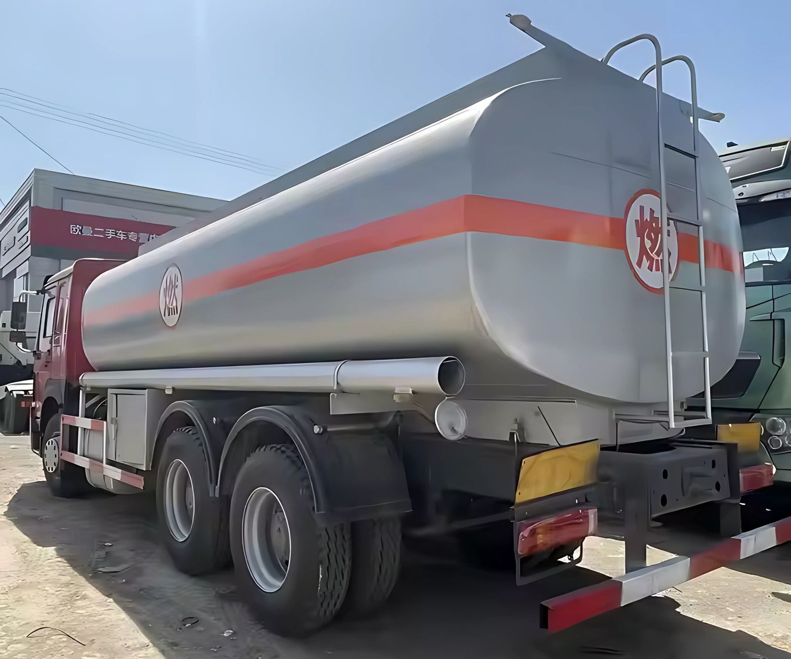 HOWO 10 Tyres 18000L Fuel Oil Tank Truck - Image 2