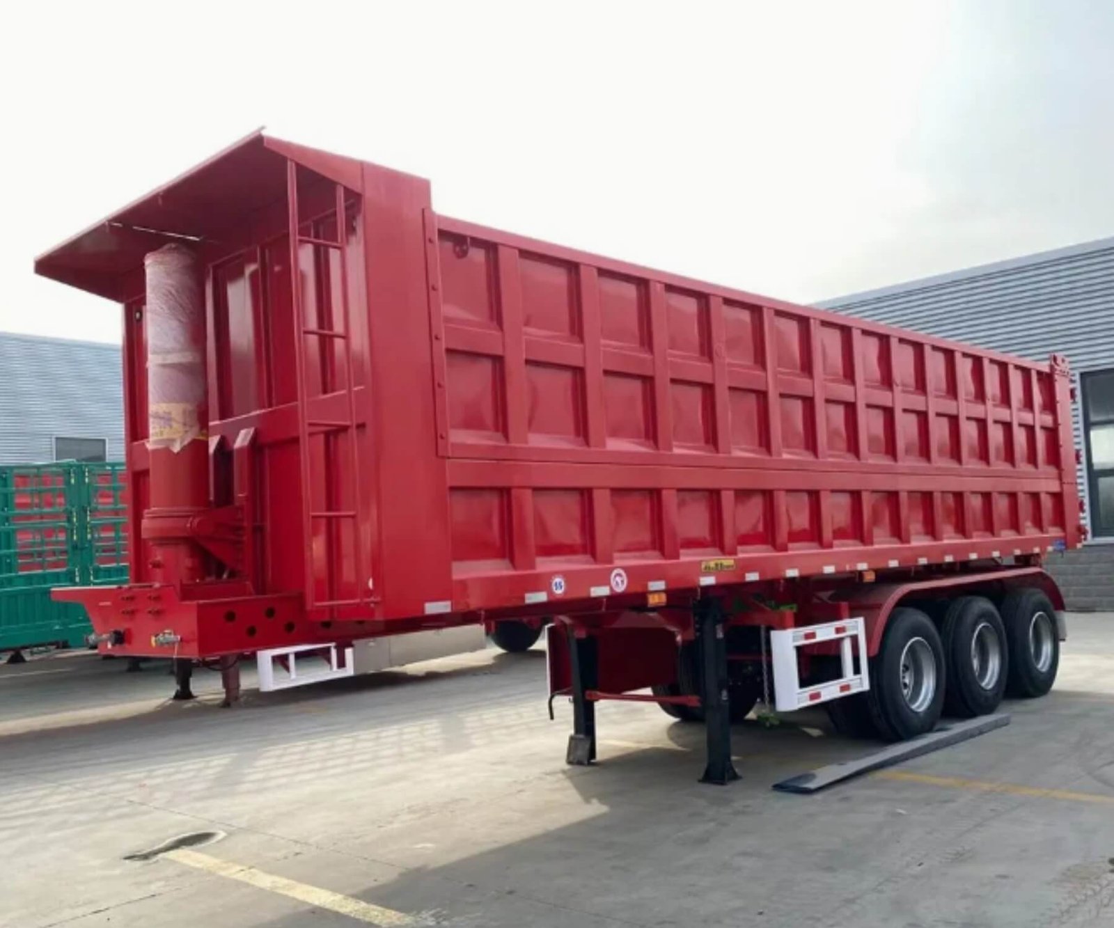 Heavy-duty Tri Axle Semi Tipper With Hydraulic U-Body for Sale in Senegal - Image 3